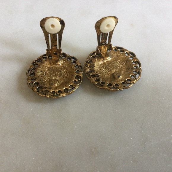 Vintage Clip Earrings - Picture 3 of 4